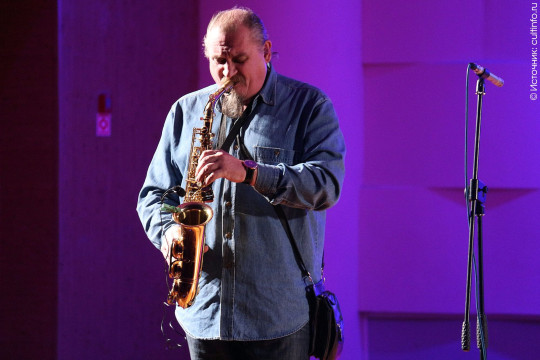 На «Прогулки по Бродвею» приглашает саксофонист Сергей Кузнецов 
